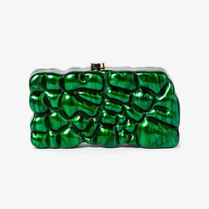 Detail der grünen Malachit-Acryl-Clutch für Abendveranstaltungen und Hochzeiten