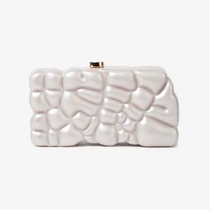 Detailansicht einer perlweißen Acryl-Abendtasche mit eleganter organischer Blasenstruktur