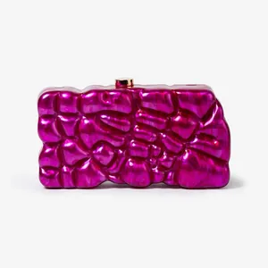 Hochglänzende magentarote Acryl-Clutch mit unregelmäßiger Muscheltextur für Hochzeiten