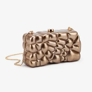 Seitenansicht der bronzefarbenen Acryl-Abendtasche mit unregelmäßiger Blasenstruktur