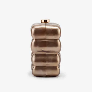 Detailansicht der Rippenstruktur und des Metallverschlusses dieser bronzenen Clutch-Tasche
