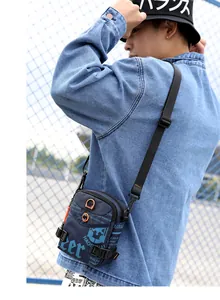Détail du mini sac bandoulière bleu marine en nylon avec boucles tactiques de réglage