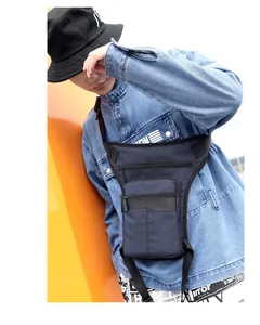 Detail van de donkerblauwe nylon beenstas met meerdere ritsvakken en verstelbare riem