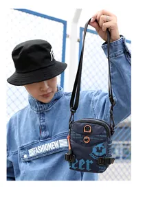 Détail du sac bandoulière en nylon bleu marine avec sangle réglable et imprimés