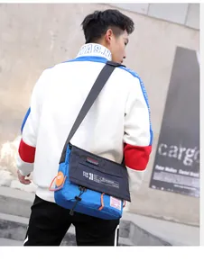 Detalle del bolso bandolera de nailon impermeable azul y negro con correa ajustable