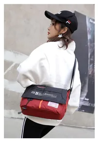 Bolso bandolera de nylon rojo y negro con correa ajustable para uso deportivo al aire libre