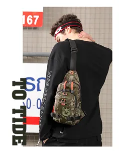 Details der trendigen Camouflage-Brusttasche mit mehreren Fächern und orangefarbenen Zippern