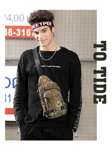 Details der Camouflage-Brusttasche mit orangefarbenen Zippern und verstellbarem Gurt