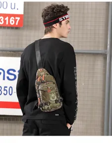 Detailansicht der grünen Camouflage-Brusttasche mit verstellbarem Gurt und Reißverschluss