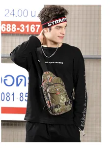 Camouflage Herren Brusttasche am Modell in einer urbanen Outdoor-Straßenumgebung