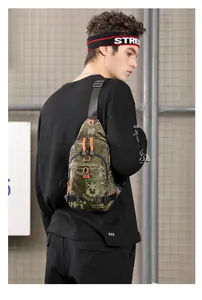 Detailansicht der Camouflage-Brusttasche mit orangefarbenen Kordelzügen und Zippern
