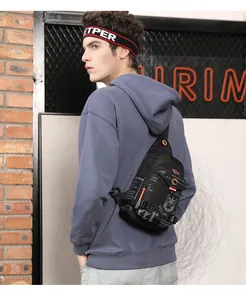 Detail der schwarzen Crossbody-Brusttasche mit orangefarbenen Akzenten und VOLUN-Schriftzug