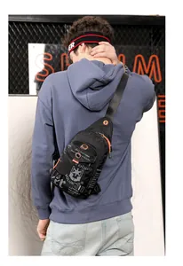 Rückansicht einer schwarzen taktischen Brusttasche für Herren über einem Streetwear-Outfit