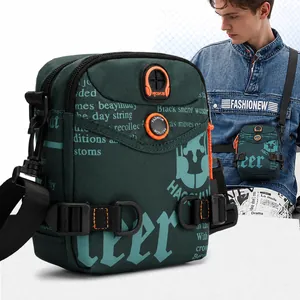 Petit sac bandoulière vert en nylon avec détails orange pour loisirs et portage multifonction