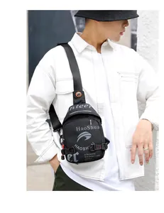 Sac de poitrine pour homme en nylon noir avec imprimé tendance porté sur une chemise blanche