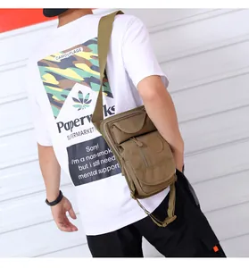 Vue détaillée du sac bandoulière tactique kaki avec plusieurs poches zippées sur le mannequin