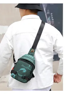 Détail du sac de poitrine en nylon vert foncé montrant la coupe croisée et la sangle réglable
