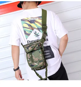 Détail d'un sac tactique camouflage numérique avec sangles porté par un mannequin.