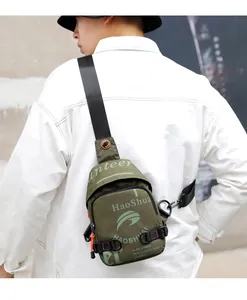 Sac de poitrine homme en nylon vert olive avec imprimé lettres et détails orange vifs