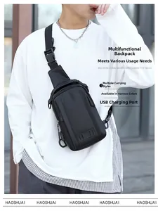 Détail du port de charge USB externe sur un sac bandoulière noir en nylon imperméable