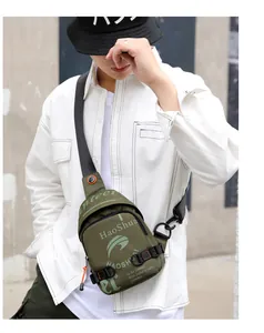 Sac de poitrine en nylon vert armée avec sangle réglable porté par un mannequin