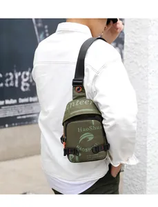Sac bandoulière tactique vert olive montrant des compartiments sur un mannequin homme