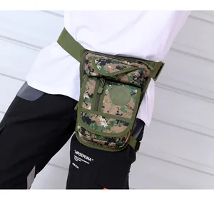 Détails d'une sacoche de jambe tactique au motif camouflage numérique avec sangles réglables
