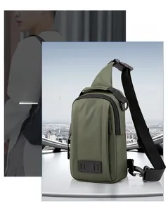 Gros plan d'un sac de poitrine en nylon imperméable vert olive avec poche zippée fonctionnelle