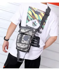 Détail de la sangle réglable et de la boucle sur la sacoche tactique camouflage