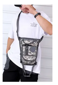 Détails d'une sacoche de jambe tactique camouflage avec plusieurs poches zippées