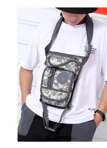 Vue détaillée du sac de jambe tactique camouflage avec boucles robustes et zips