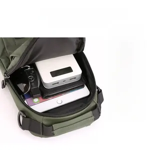 Vue détaillée du grand compartiment interne du sac de poitrine en nylon vert armée
