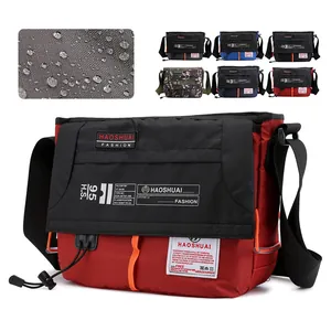 Bolso bandolera de nailon impermeable para hombre en diseño negro y rojo con correa