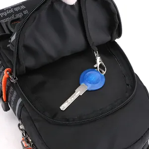 Schwarze taktische Brusttasche aus Nylon mit Schlüsselband und orangefarbenen Zügen