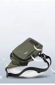 Détail du sac de poitrine en nylon vert armée avec port USB, pesant 0,22 kg et léger comme plume