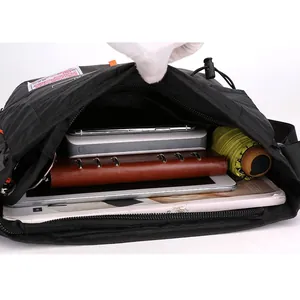Bandolera negra versátil con interior espacioso para tableta y objetos cotidianos