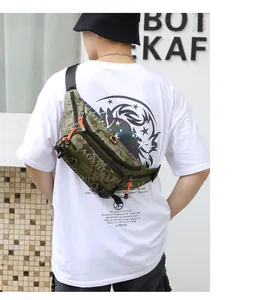Detail van camouflage waterdichte nylon heuptas met ritsen en functionele lussen