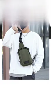 Détail du sac de poitrine en nylon imperméable vert armée avec sangle réglable