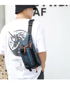 Detail van blauwe waterdichte crossbodytas met Haoshuai-logo en oranje ritssluitingen