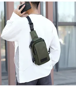 Détail du sac de poitrine en nylon vert armée montrant le port de charge USB externe