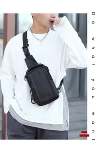 Détail du sac de poitrine en nylon imperméable avec sangle réglable porté par un homme