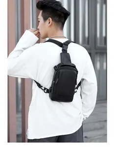 Sac de poitrine noir en nylon imperméable pour homme avec port USB en vue extérieure