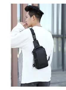 Sac de poitrine noir pour homme en nylon imperméable avec port USB et boucle à clip rapide
