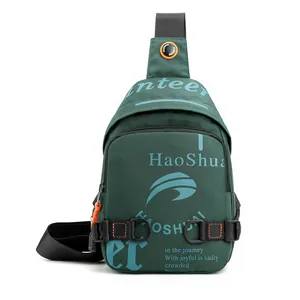 Sac de poitrine pour homme vert foncé avec plusieurs poches zippées et logo mode