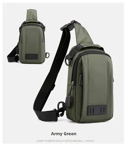 Détail du sac de poitrine vert armée en nylon imperméable avec boucle robuste et sangles