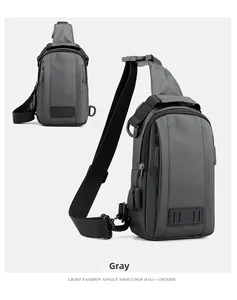 Détail du sac de poitrine gris en nylon imperméable avec port de charge USB pour hommes