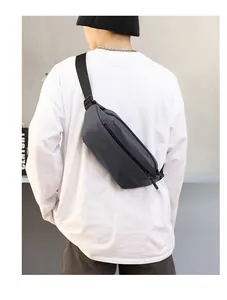Rückansicht der grauen wasserdichten Brusttasche mit schwarzem Gurt für Herren