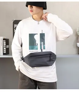 Detail der dunkelgrauen wasserdichten Brusttasche mit Reißverschluss im Streetwear-Look