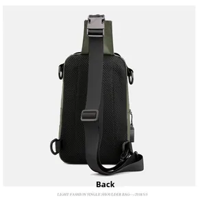 Vue arrière du sac de poitrine en nylon imperméable avec maille respirante et port USB