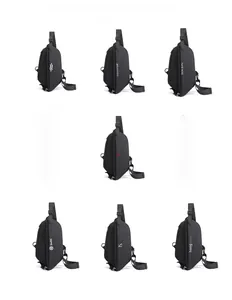 Zaino monospalla impermeabile in nylon nero con diverse opzioni di logo personalizzato